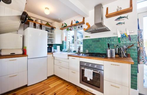 Glasnevin Apartment | Sunny 3BR with backyard Near Drumcondra Train Station