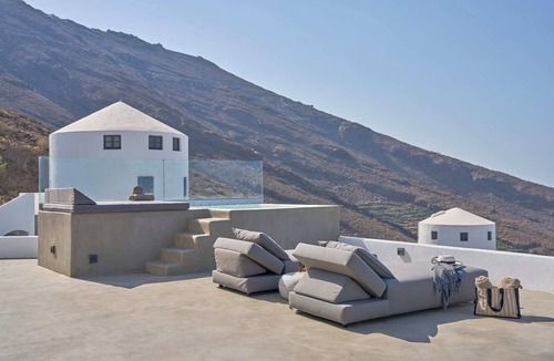 Imerovigli Villa | Superior Windmill with a private jacuzzi