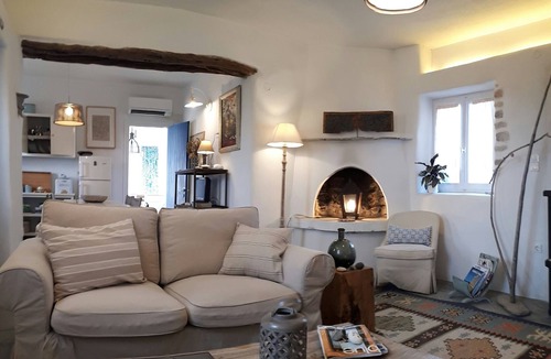 Pounta House | THE WHITE HOUSE: exact white point to explore island Paros