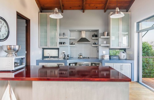 Knysna House | This delightful unit comprises 3 bedrooms and 3 bathrooms. Ideal home to relax.