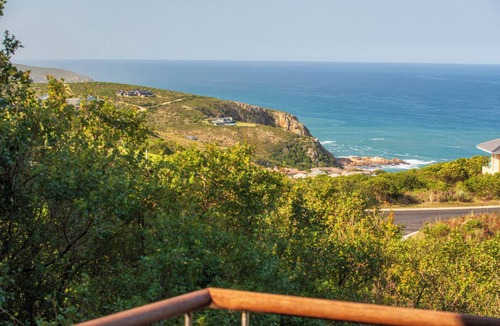Knysna House | This delightful unit comprises 3 bedrooms and 3 bathrooms. Ideal home to relax.
