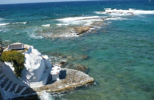 Mandrakia House | Traditional Waterfront House