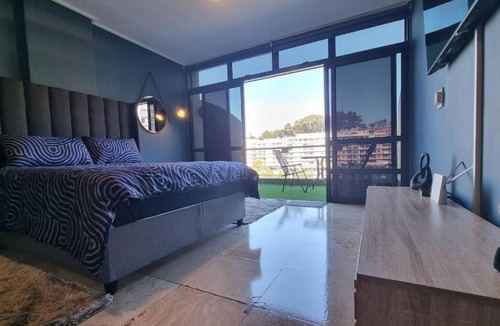 Eikenbosch Apartment | Tranquil Executive Apartment with Lake Views in Cape Town