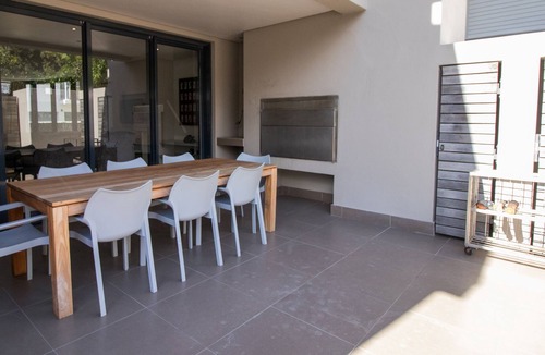 Hermanus City-Centre Apartment | Two Bedroom with Bbq and Sea Views