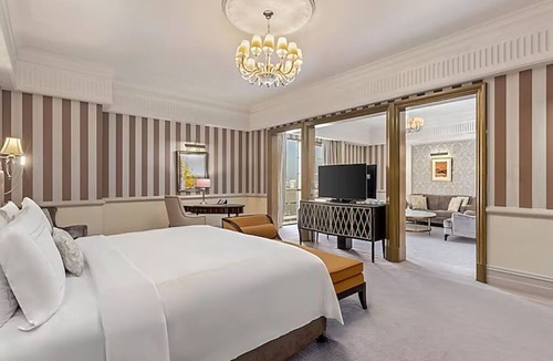 Sheikh Zayed Road Hotel | Upscale Palace Life: 1-BR Diplomat Suite in Luxurious Dubai Central