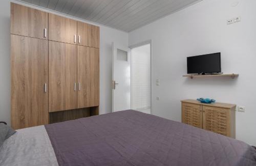 Adamas Apartment | wood and stone