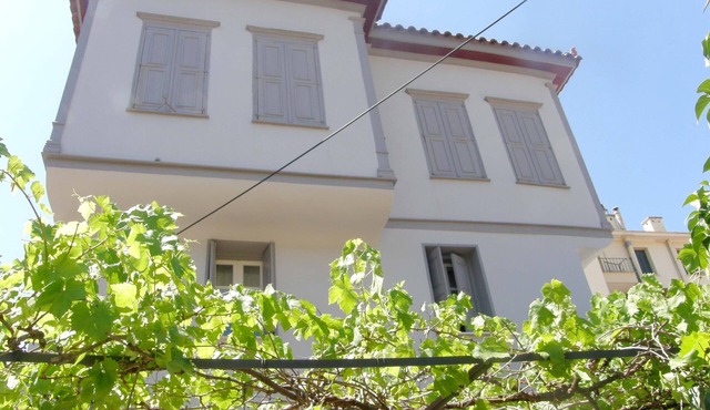 Παραδοσιακός πύργος, χτισμένος το 1827.