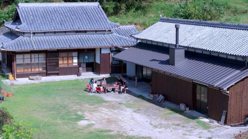 草地家 猫と図書館のある宿