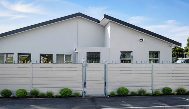 17 Rose Guesthouse Serene 9-bedroom house with AC in beautiful Cape Town