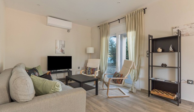 2-Bedroom Apartment with Sea View, Wi-Fi and Air Conditioning