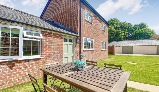 3 bedroom accommodation in Poulshot, near Devizes