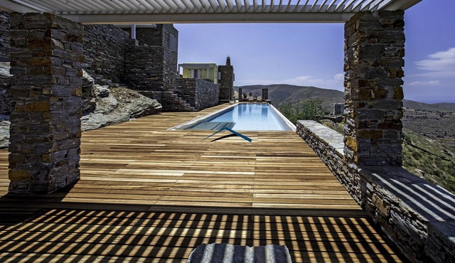 4 houses with a panoramic sea view and a 25 meters long swimming pool