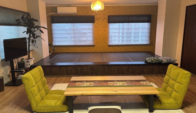 70 square meters in size with modern tatami mats. A spacious and open room with a harmony of traditional Japanese and Western styles.