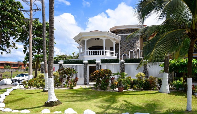 9BR Luxury Beachfront Villa - VIP Concierge Included - Walk to Bars & Nightlife