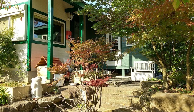 A quiet, one-unit vacation home for rent. Indoor swings are popular with children. For meals, you can buy sashimi and other side dishes at a nearby supermarket, or BBQ at the lodge or cook in the kitchen.