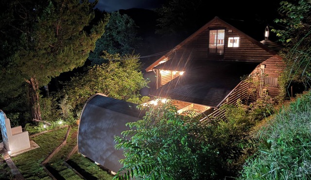 A small inn with a sauna and a private house for rent in the mountains of a quiet retreat in a town with a samurai road, an inn town of Nakasendo, with the option of barbecuing gibier and bonfires.