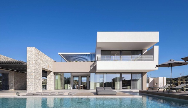 Aeora Villa, Shoreline Getaway
