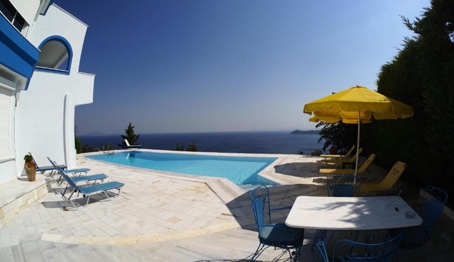 Anemolia Luxurious Maisonette