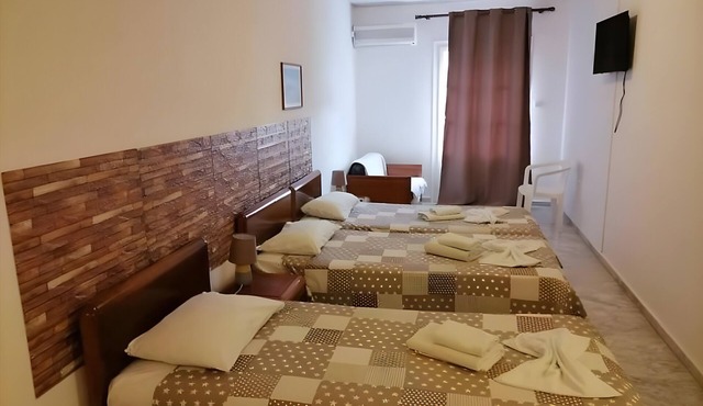 Apartment 'Triple Room No 2' with Mountain View, Wi-Fi and Air Conditioning