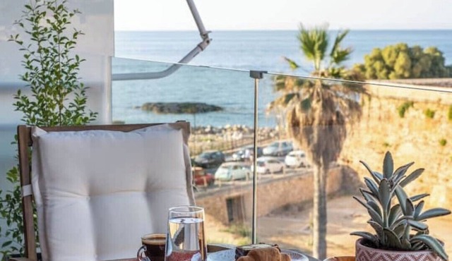 Apartment with sea view 10 minutes from the beach, old town, city