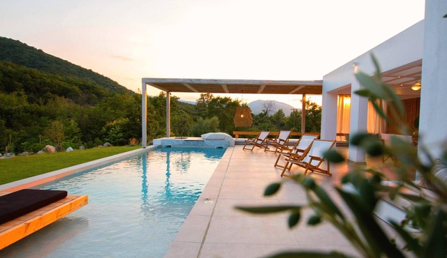 Aristotelia Gi Villas - Blissful Poolside Sanctuary