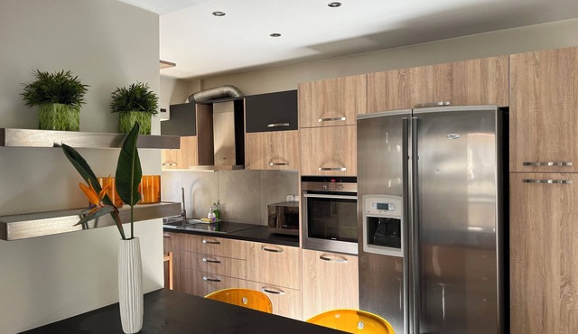 Artistic 2-bedroom apartment in green & peaceful Vari