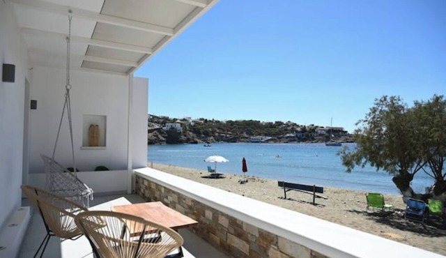 Beach-front cycladic suitenn