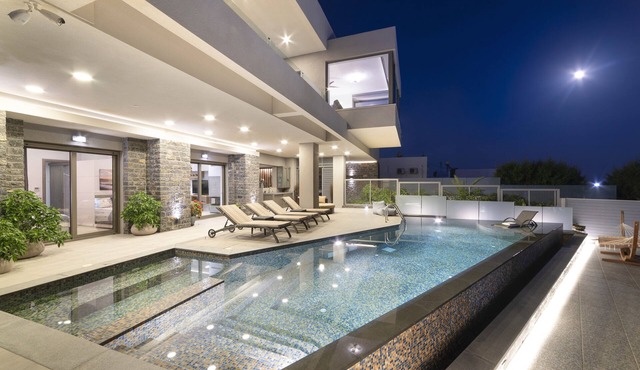 Beachfront Moonlight villa for large groups