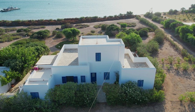 Beachfront Villa close to Kite Surf with BBQ, Garden and Seaview