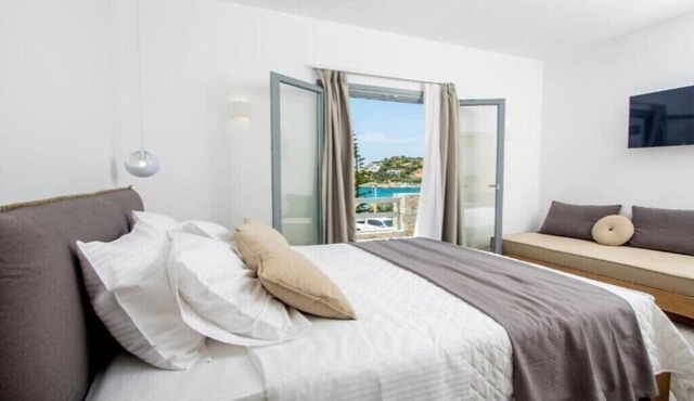 BH782 - C - Suite Syros
