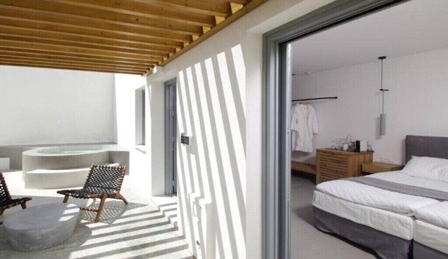 BH836 - C - Suite Syros