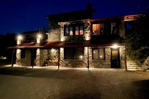 Blessings Chalet στον Παλαιό Άγιο Αθανάσιο με Τζάκι, Barbeque, μεγάλη αυλή και υπέροχη θέα