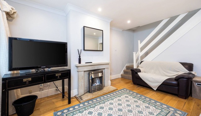 Bright 2BR w/Private Backyard Near City Centre