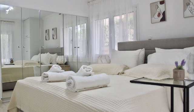 Bright and Peaceful Apartment near Varkiza beach