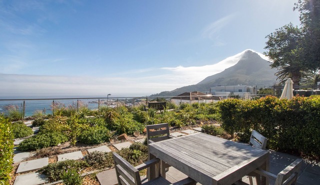 Camps Bay One Bedroom apartment - luxury stay with sea view!