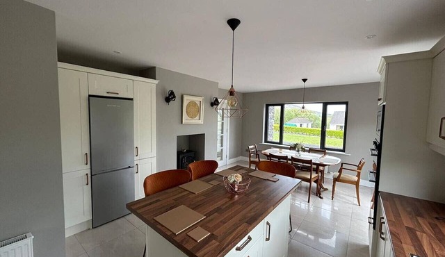Carhan House - Newly Renovated Spacious Bungalow