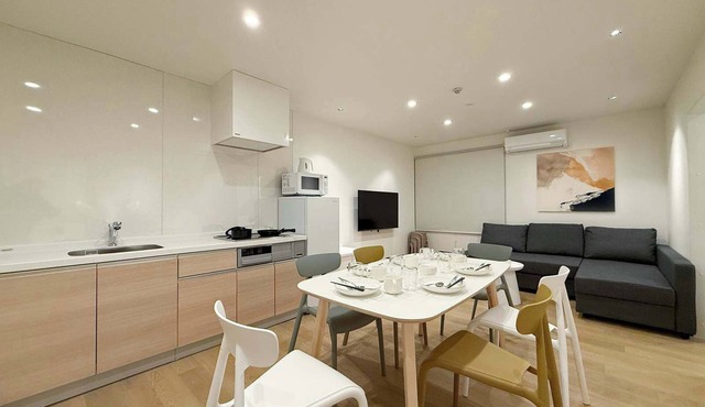 Central 3BR Apt Close to Shopping & Dining