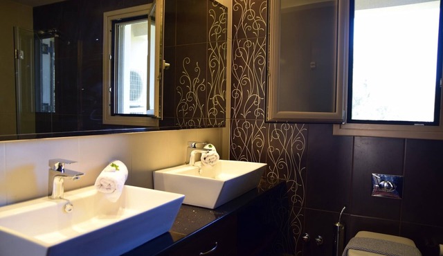 Charming 2-bedroom apartment in peaceful Karavomylos with AC, WiFi