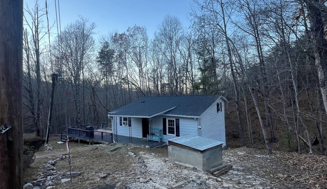 Charming & rustic 4-bedroom house minutes from Hanging Rock State Park