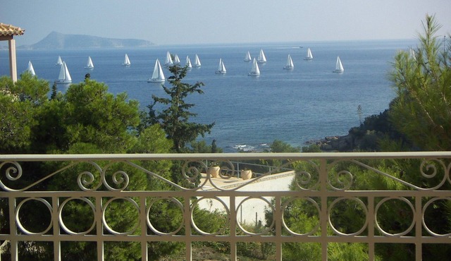 Charming, waterfront, sea view, 3-bedroom villa in the heart of Aghios Emilianos