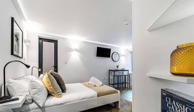 Chic Studio Steps from Windsor Castle