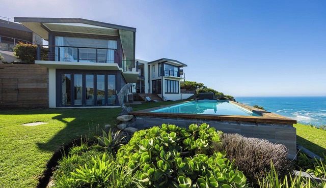 Cliff House Villa: Four Beautiful En-Suite Bedrooms with Spectacular Sea Views
