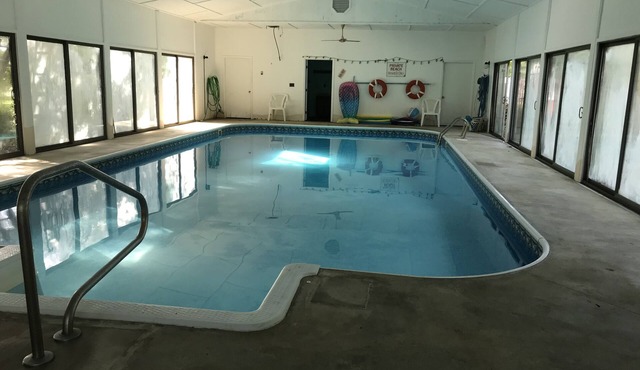 Cozy Tiny Home with Private Pool during warm months