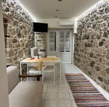 Davelis House