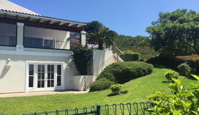 Detached house with sea view, huge garden, pool + own gym