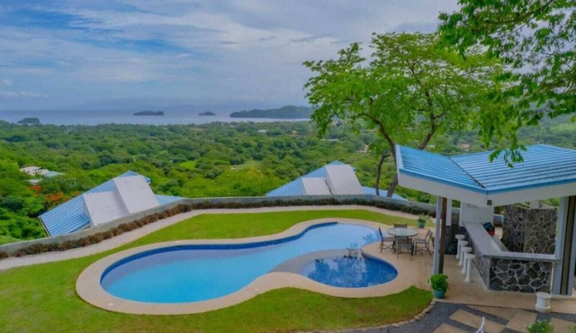 Endless Ocean Views 4 bedroom suites, Private Pool, minutes from downtown Coco
