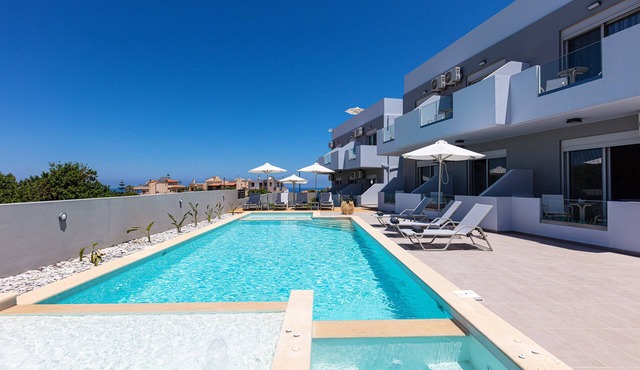 Evilio Suites, Inspired Family Retreat with Pool