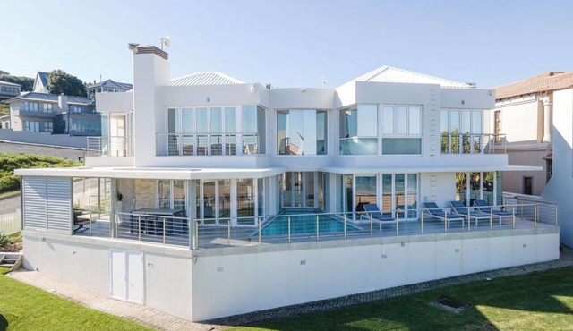Fabulous 6-bedroom beachfront house with stunning panoramic views of the ocean.