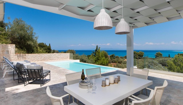 Fantastic seaviews, private villa w/pool near the beach