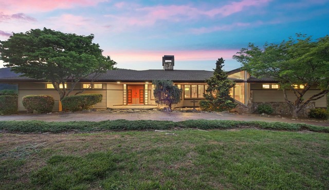 Frank Lloyd Wright-styled Mid-Century Modern Retreat on 5 Private Acres